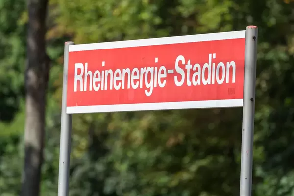 Rotes Schild vom Rheinenergie-Stadion in Köln