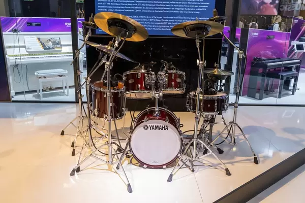 Rotes Schlagzeug, komplett, von Yamaha