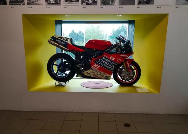 Rotes Sport-Motorrad im Technischen Museum Brünn, Tschechien