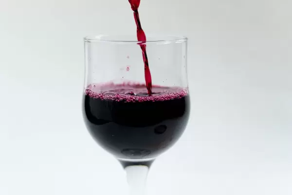 Rotwein wird eingeschenkt