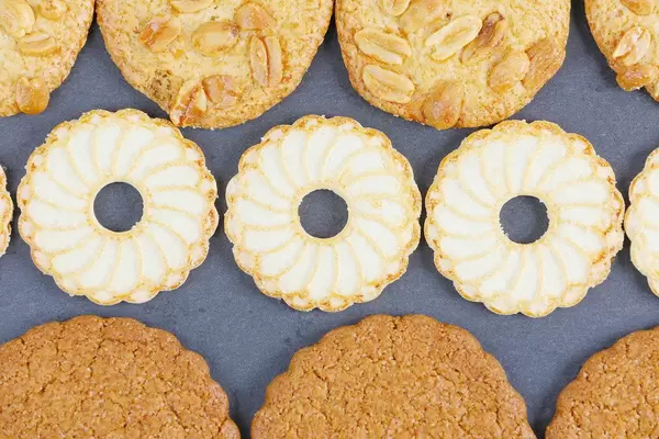 Round biscuits with nuts and sugar (Flip 2019)