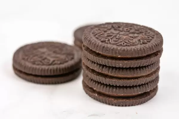 Round-Chocolate-Biscuits-on-the-white-background.jpg