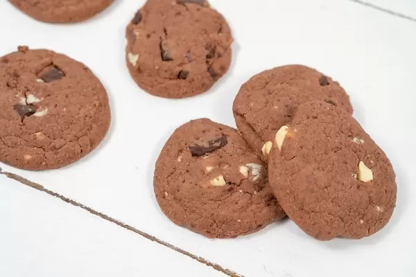 Round-Chocolate-Cookies-on-the-wooden-table.jpg