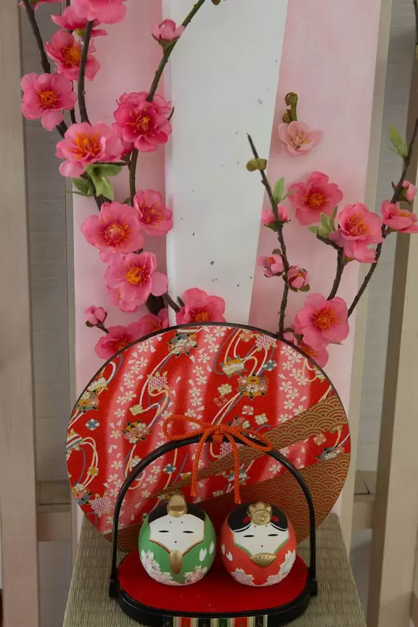 Round Japanese dolls