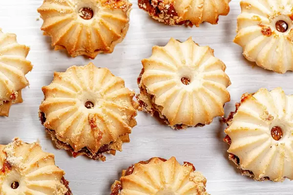Round shell cookies with condensed milk