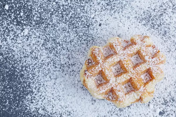 Round waffle with powdered sugar (Flip 2019)