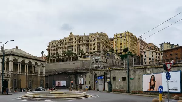 Roundabout in the center of Genova / Kreisverkehr im Zentrum von Genua