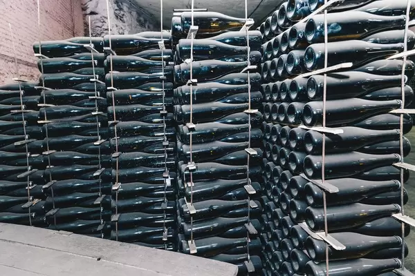 Row of champagne bottles (Flip 2019)