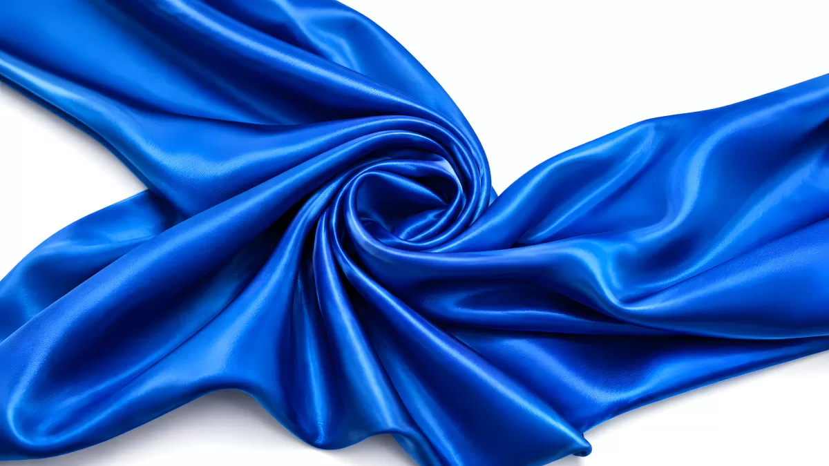 Royalblaues Satin-Tuch in eleganter Spiralform
