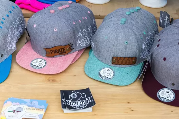 Rubde Caps mit abnehmbaren Badges