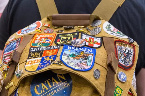 Rucksack mit Patches von Spielen, Städten und Ländern in der Nahaufnahme