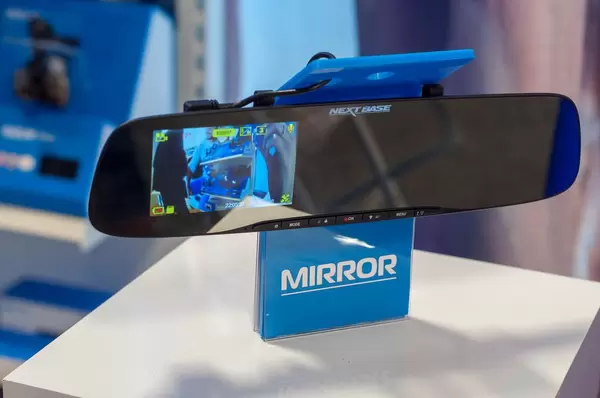 Rückspiegel mit integriertem Bildschirm von Nextbase