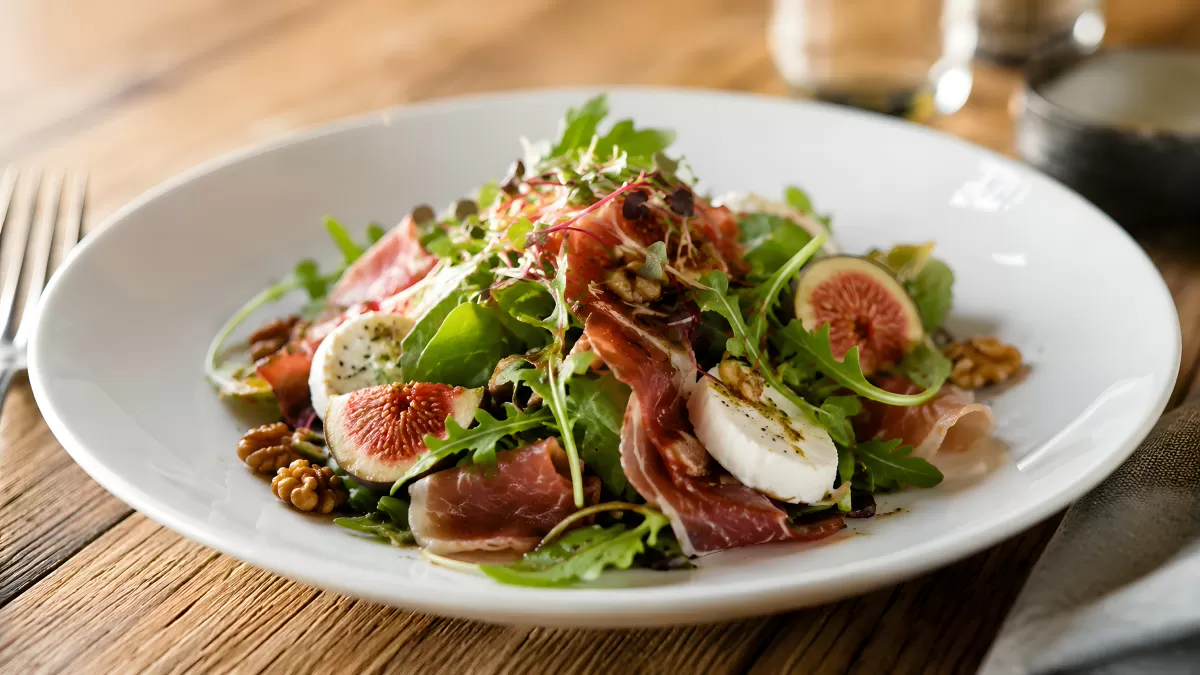 Rucola-Salat mit Feigen, Prosciutto und Walnüssen