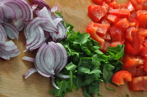 Rucola, Zwiebeln und Paprika