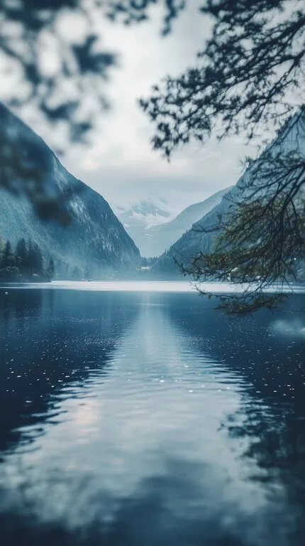Ruhiger See umgeben von Bergen und Wald