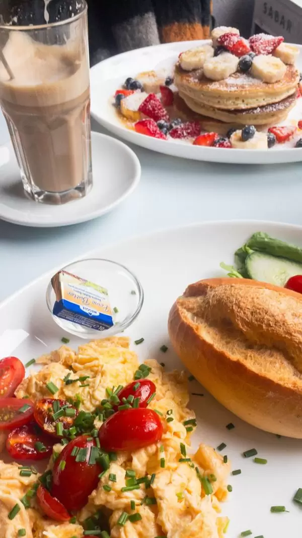 Rührei mit Cherrytomaten und Pfannkuchen mit Früchten