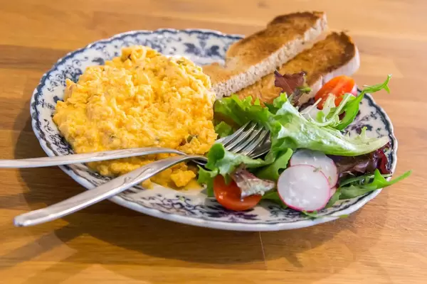Rührei mit Salat in Há Tapas no Mercado, Lissabon