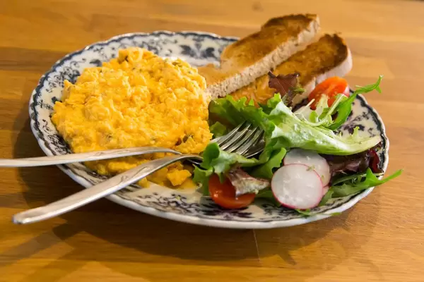 Rühreier mit Salat zu Mittag in Lissabon, Portugal