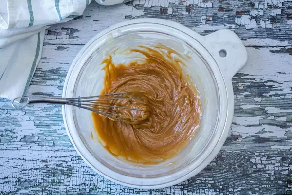 Rührteig einer No Bake Plätzchen-Mischung, in einer Schüssel auf einem alten Holztisch