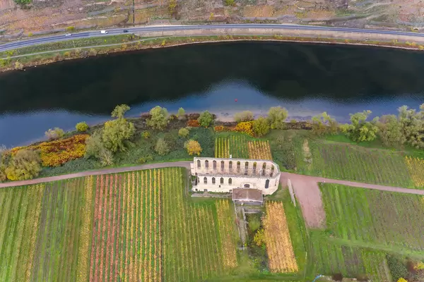 Ruine des ehemaligen Augustiner-Chorfrauen-Stift Kloster Stuben am Fluss Mosel in der Nähe der Stadt Bremm in Deutschland