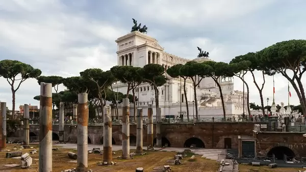 Ruins in front of Italian parliament / Ruinen vor dem italienischen Parlament