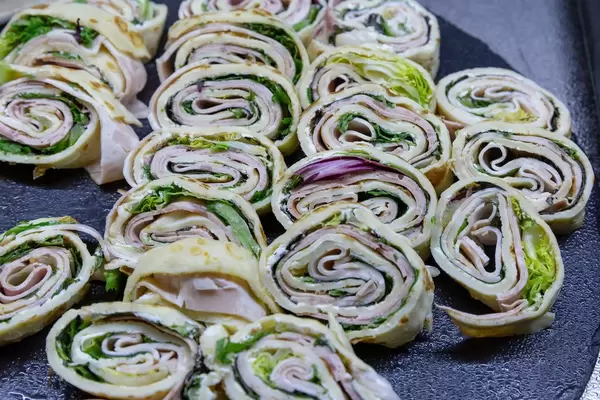 Ruladenscheiben mit Putenbrust, Salat und Käse