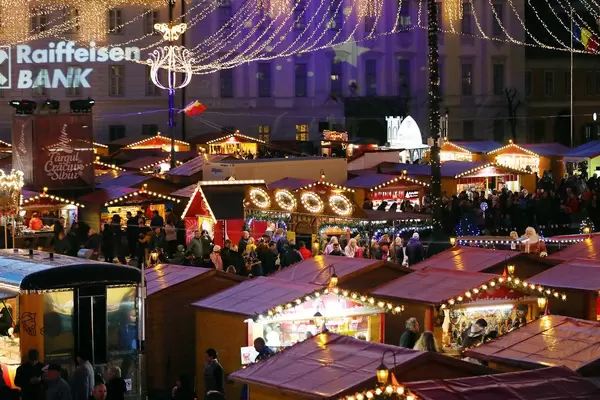 Rumänischer Weihnachtsmarkt von oben fotografiert in Sibiu
