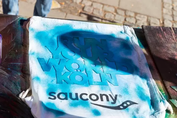Run Your World Köln Schablone auf Saucony T-Shirt