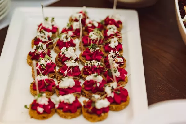 Runde Canapés aus Rote Beete Creme