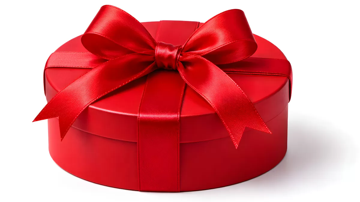 Runde rote Geschenkbox mit glänzender Satinschleife