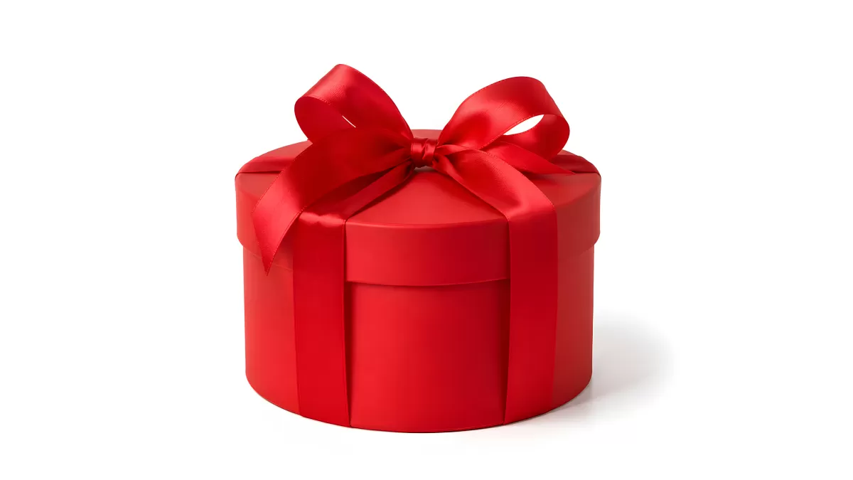 Runde rote Geschenkbox mit Schleife auf weißem Hintergrund