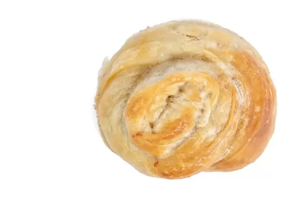 Runder Burek mit Fleischfüllung, ein Blätterteig-Gebäck mit Ursprung im Balkan isoliert vor weiß