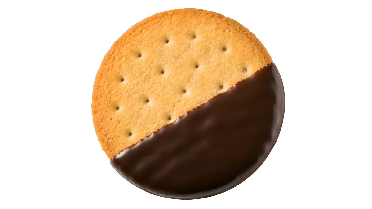 Runder Butterkeks halb mit dunkler Schokolade überzogen