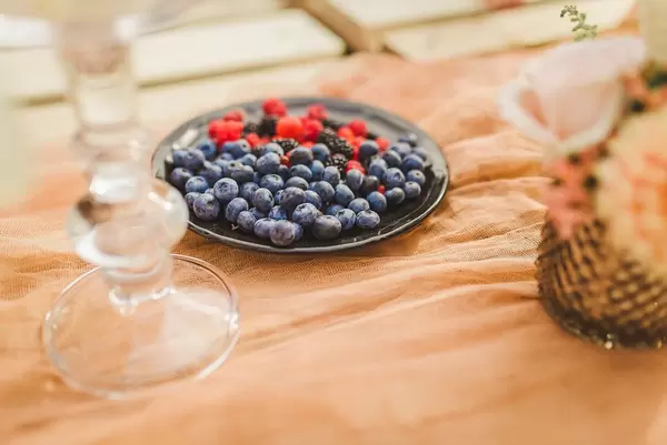 Runder Teller mit Teller mit Heidelbeeren, Himbeeren und Brombeeren