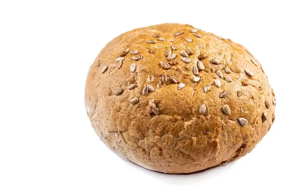 Rundes Brot mit Sonnenblume auf dem weißen Hintergrund