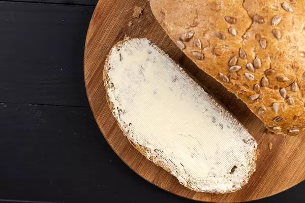 Rundes Brot mit Sonnenblume und Butter