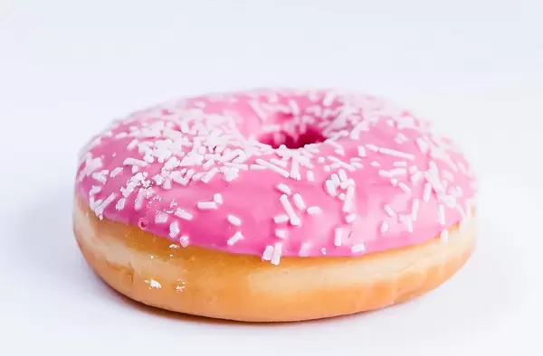 Rundes Gebäck mit rosa Zuckerguss