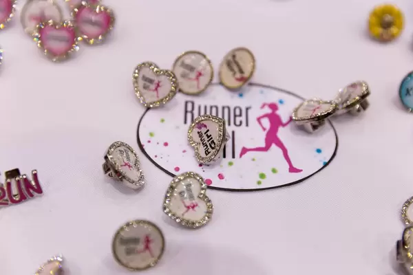 Runner Girl Ohrringe in Form von Herzen