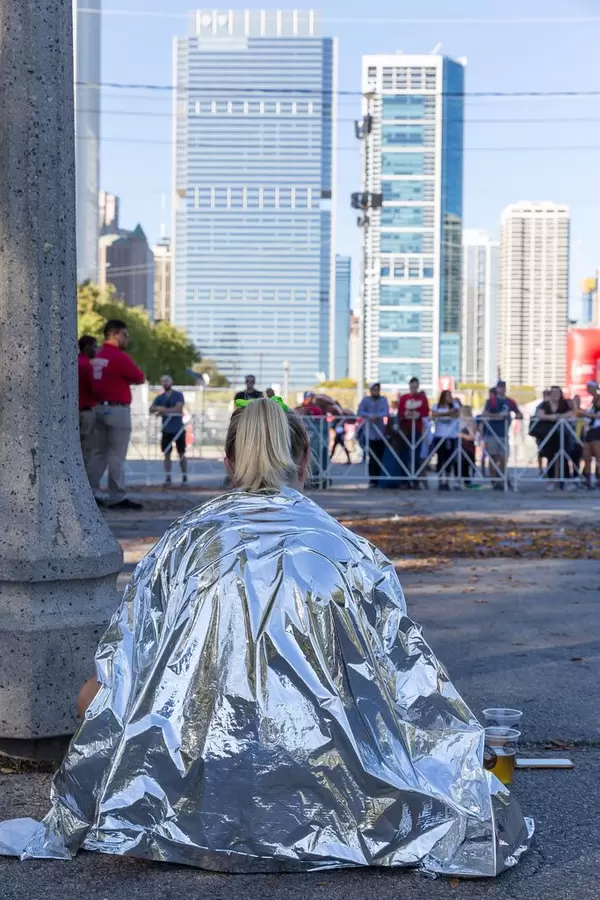 Runner keeping warm under a thermal blanket