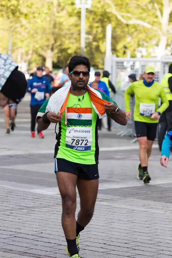 Runner with a flag on his back - Frankfurt Marathon 2017