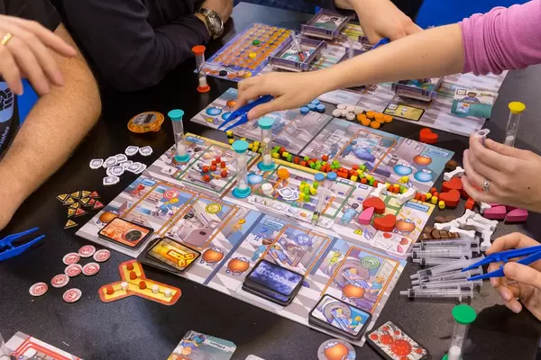 Rush MD ausgebreitet mit Krankenhausbildern als Brett, Spritzen und Medikamenten