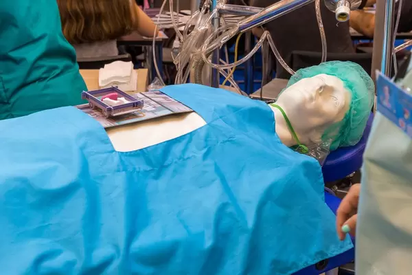 Rush MD Puppe als Patient mit Spielmaterial auf der Brust