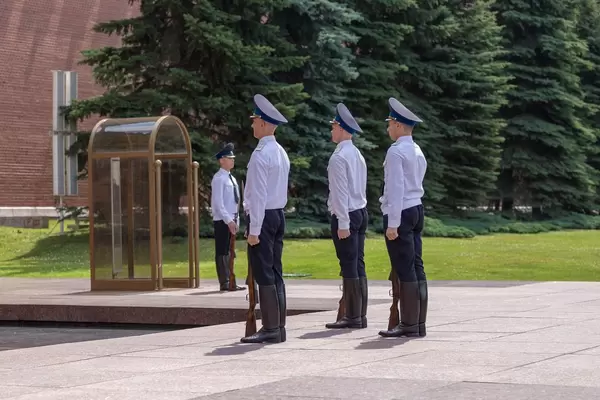 Russian soldiers paying respect to the Eternal Flame