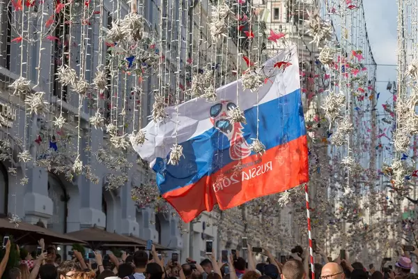Russische Flagge in der schön dekorierten Nikolskaja-Straße
