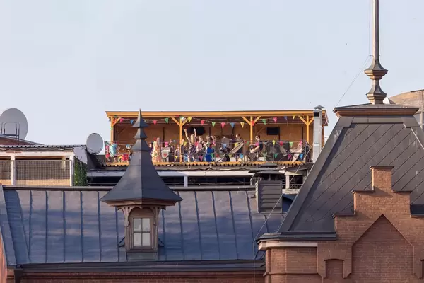 Russische Jugendliche feiern in einem Dachlokal