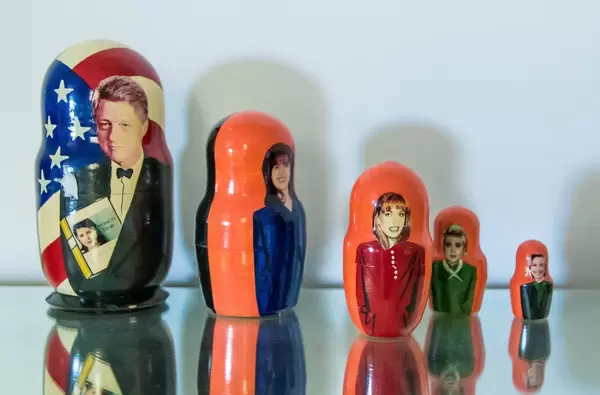 Russische Matrjoschka mit bekannten Persönlichkeiten