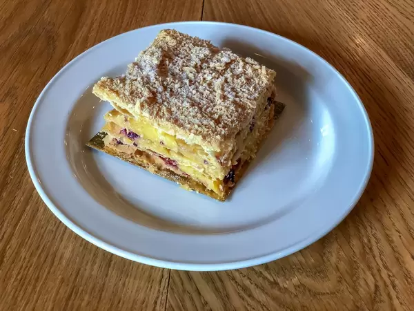 Russische Napoleon Torte in einem Restaurant in Sankt Petersburg