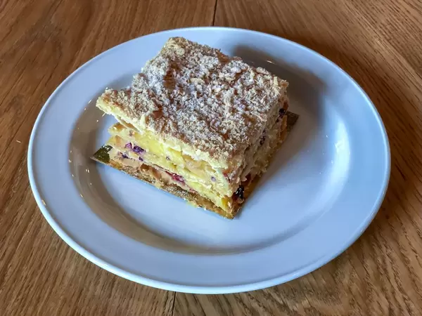 Russische Napoleontorte in einem Restaurant in Sankt Petersburg