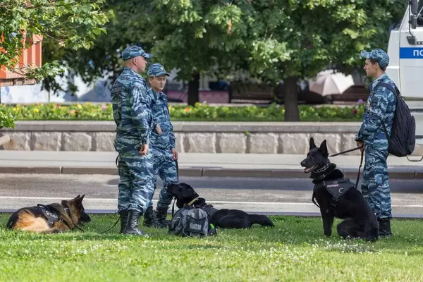 Russische Polizisten mit Polizeihunden
