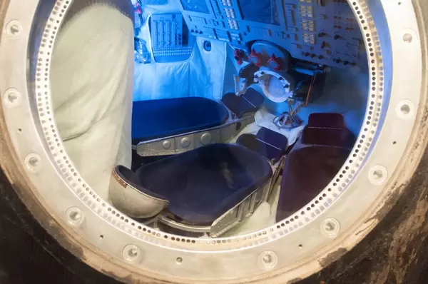 Russische Raumkapsel im Space Shuttle Pavilion in New York City, USA